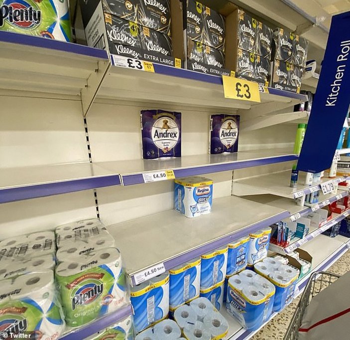 İngiltere'de koronavirüs nedeniyle market rafları boşaltıldı