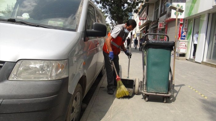 Bitlis'te temizlik işçisi çöp arabasını özenle temizliyor