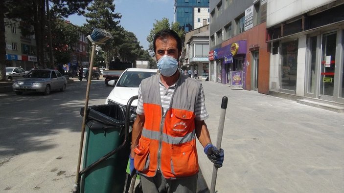 Bitlis'te temizlik işçisi çöp arabasını özenle temizliyor