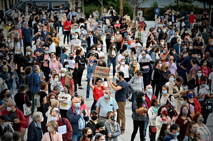 Madrid’de 850 bin kişinin etkileneceği bölgesel karantinaya tepki