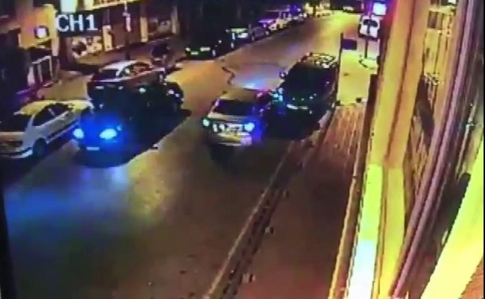 i Pendik’te alkollü sürücü park halindeki araçlara çarptı