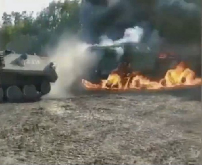 Rus ordusunun askeri tatbikatında zırhlı araç yandı