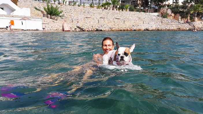 Muğla'da köpeğin sörf keyfi görenleri şaşırttı