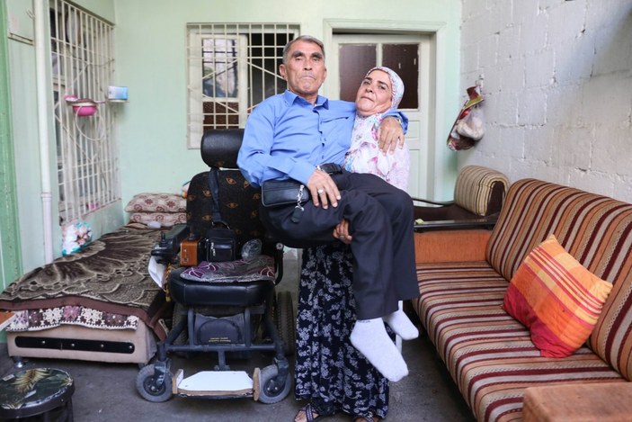 Gaziantep'te yürüyemeyen kocasını 10 yıldır sırtında taşıyor