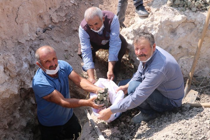 Sivas'ta şifa bulmak için toprak yiyen köylüler