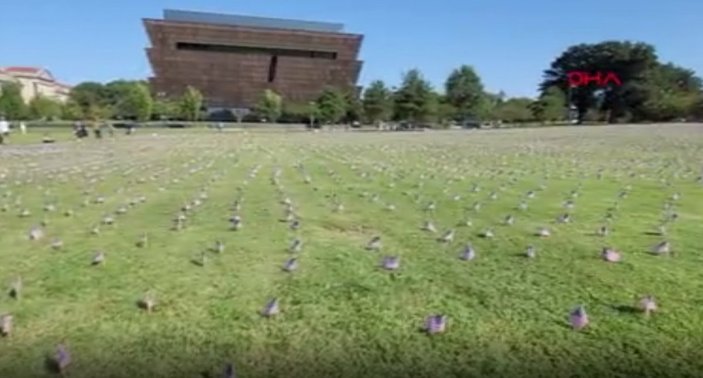 ABD’de koronavirüsten ölenlerin anısına 20 bin bayrak dikildi