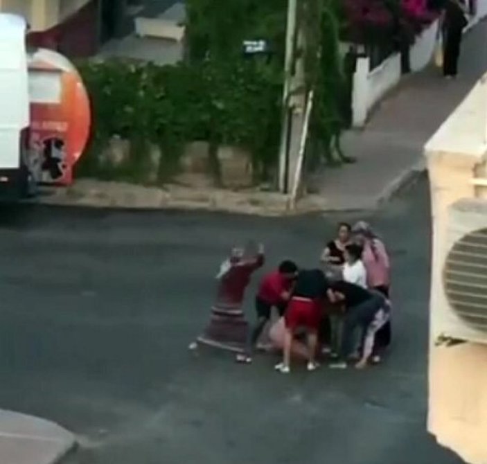 Antalya’da 5 kadının sokak kavgası kamerada