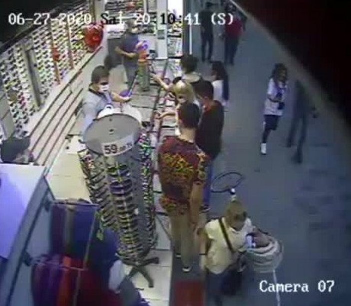 Beyoğlu'nda 'sevgili hırsızlar' bebek arabasındaki çantayı çaldı
