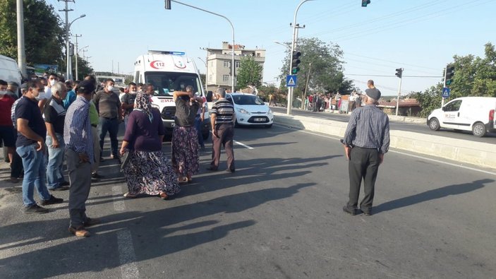 Edirne'de bisikletli çocuğa kamyon çarptı, mahalleli yolu kapatarak tepki gösterdi