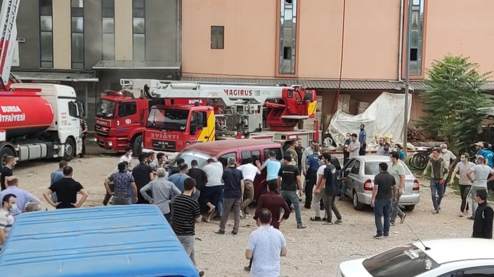 Bursa’da İtfaiye aracının geçişini engelleyen araçları, vatandaşlar çekti