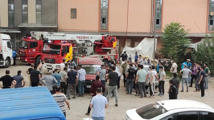 Bursa’da İtfaiye aracının geçişini engelleyen araçları, vatandaşlar çekti