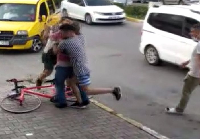 Mersin'de otomobiline çarpan bisikletli gençlerle kavga etti