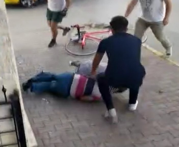 Mersin'de otomobiline çarpan bisikletli gençlerle kavga etti