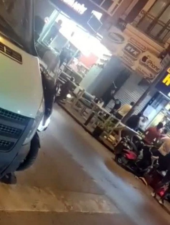 Küçükçekmece’de masa ve sandalyeler havada uçuştu