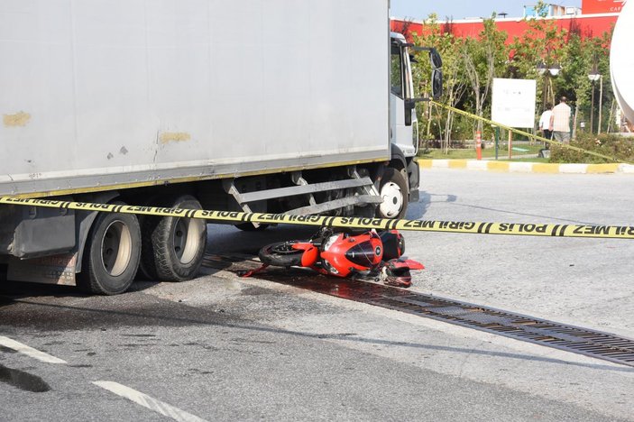 Kütahya’da kamyona çarpan motosikletin sürücüsü hayatını kaybetti