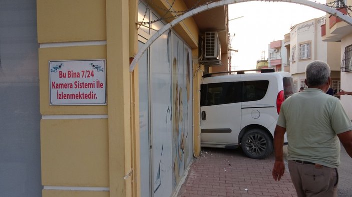 Mersin'de acemi sürücü sağlık ocağına daldı