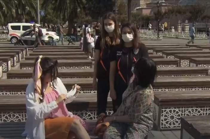 İstanbul'da polisler 9 dilde maske takın uyarısı yapıyor
