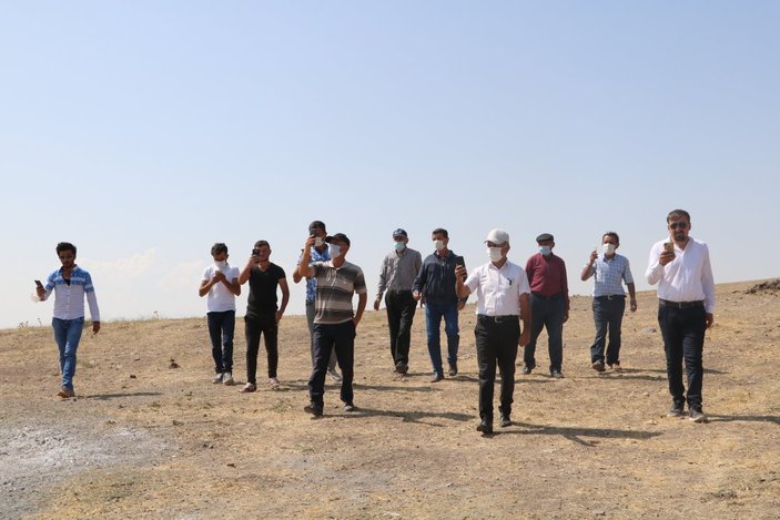 Sivas'ta sinyal yakalayabilmek için 500 metre yol yürüyorlar
