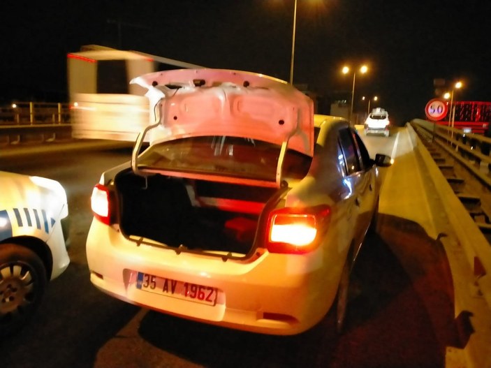 İzmir'de otomobilden atılan poşetlerden 2.5 kilo uyuşturucu çıktı
