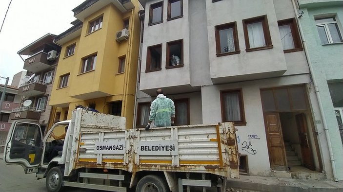Bursa'daki bir binadan 10 kamyon eşya çıktı