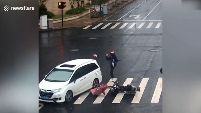 Çin'de kazada sadece ayakkabısını kaybeden şanslı adam