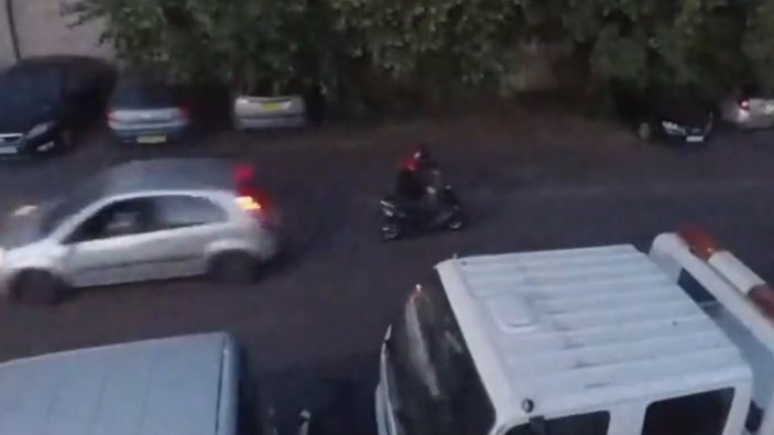 Londra'da hırsızları arabasıyla çarparak engelleyen adam