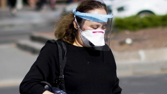 Japon uzmanlara göre plastik siperlikler koronavirüse karşı etkisiz
