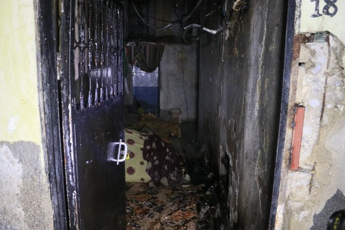 Adana'da bir kişi oturduğu evi yaktı