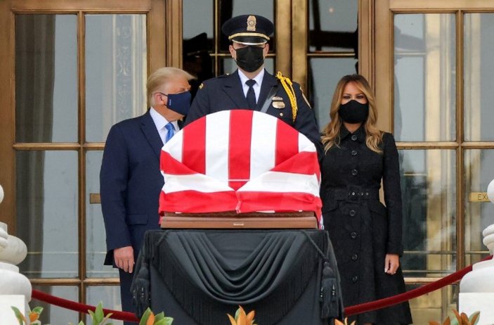 Trump cenaze töreninde yuhalandı