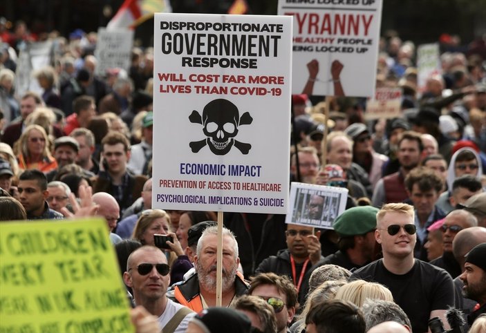 İngiltere’de koronavirüs önlemlerine karşı protesto