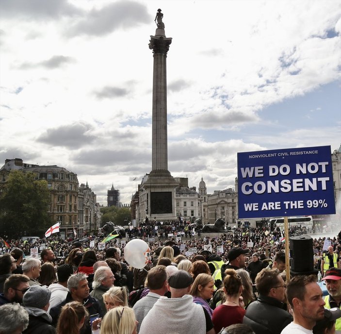 İngiltere’de koronavirüs önlemlerine karşı protesto