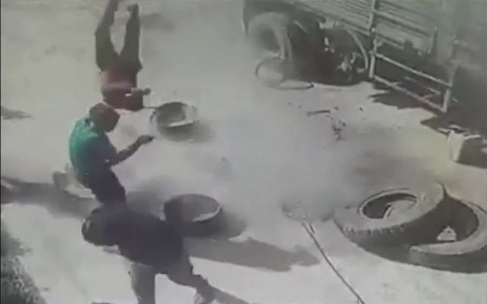 Kırgızistan'da oto tamircinin yüzüne kamyon lastiği patlayınca havaya uçtu