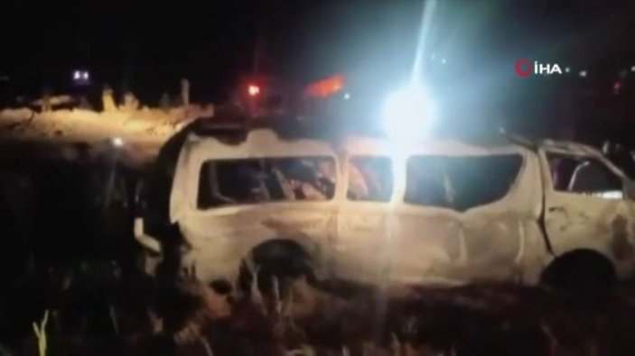 Pakistan'da yolcu minibüsü yandı: 13 ölü