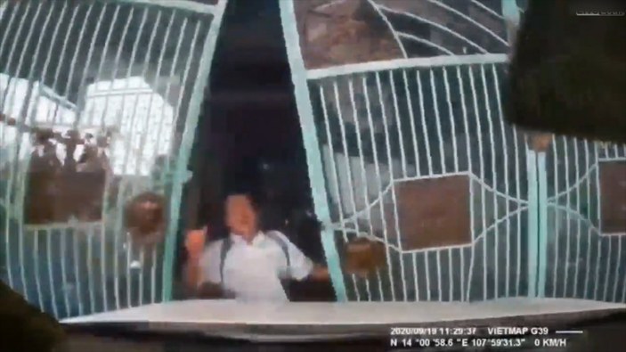 Vietnam'da fren yerine gaza basan kadın sürücü, girdiği evdeki adamı ezdi