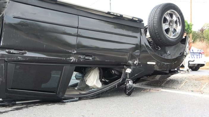 Arnavutköy’de ehliyetsiz sürücü otomobil ile kamyonete çarptı