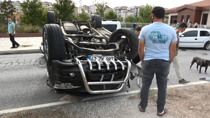 Arnavutköy’de ehliyetsiz sürücü otomobil ile kamyonete çarptı
