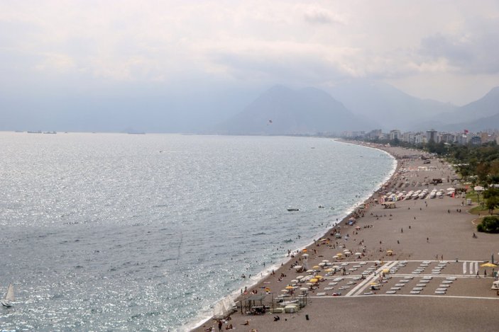 Antalya'da yüzde 80’e çıkan nem oranı tatilcileri bunalttı