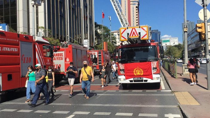 Beşiktaş'ta iş merkezinin çatısında yangın çıktı