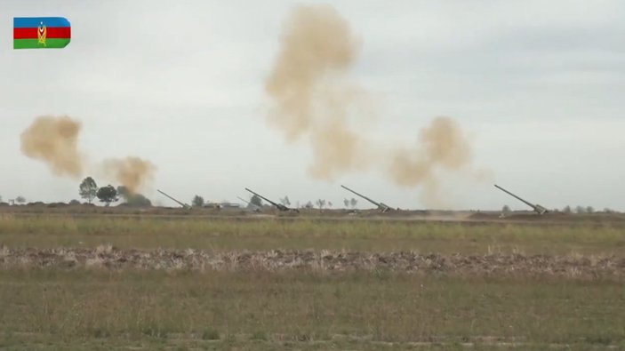 Azerbaycan düşman hedeflerini top atışlarıyla vuruyor