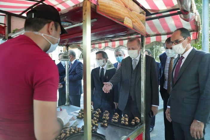 Cumhurbaşkanı Erdoğan, Beşiktaş'ta kestane satın aldı