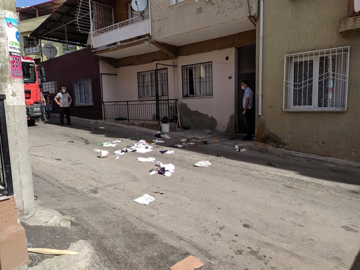 İzmir'de eşyaları sokağa atıp pencere kenarında kahvaltı yaptı