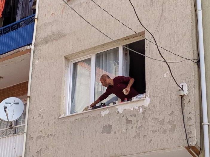 İzmir'de eşyaları sokağa atıp pencere kenarında kahvaltı yaptı