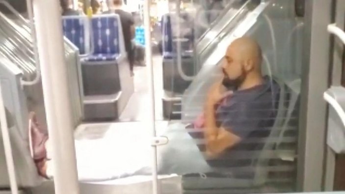 Metrobüste sigara içen yolcu kamerada