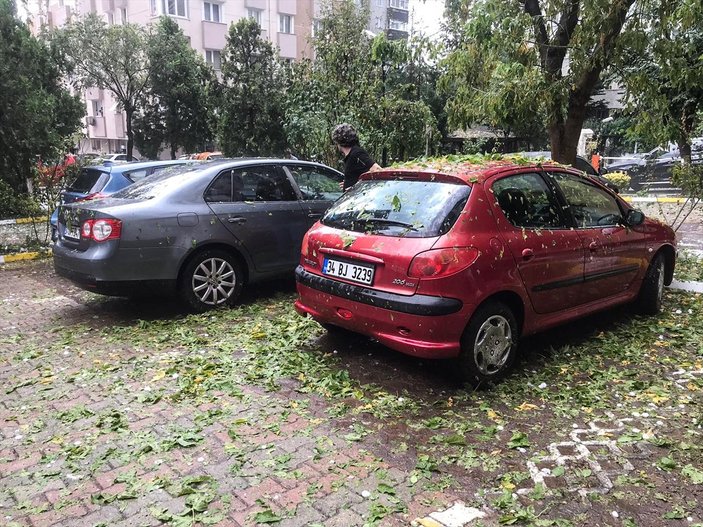 İstanbul'da etkili olan dolu araçlara zarar verdi