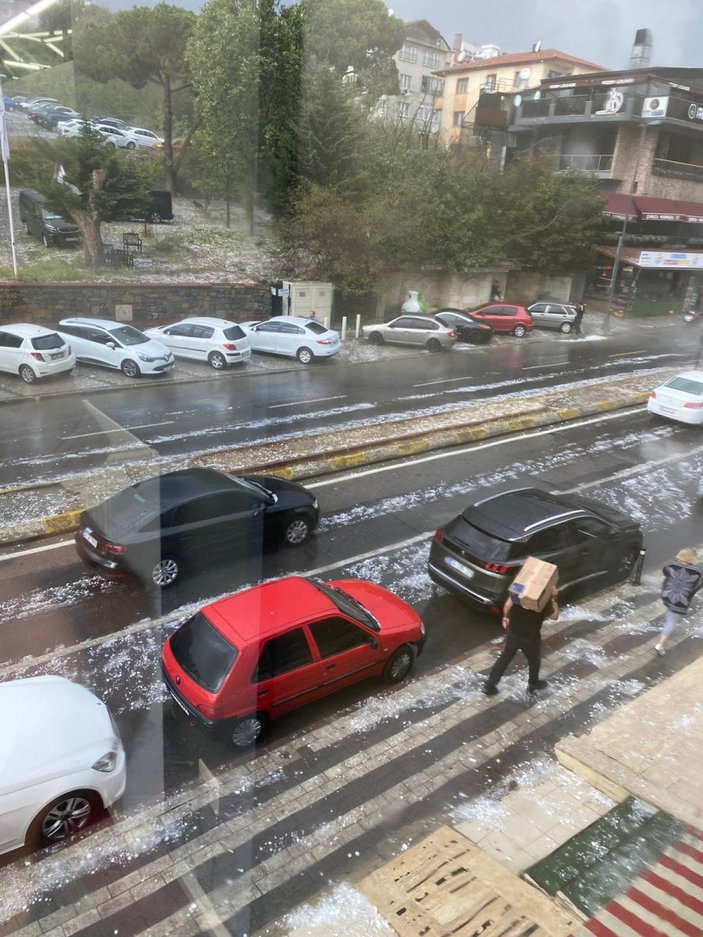 İstanbul'da etkili olan dolu araçlara zarar verdi