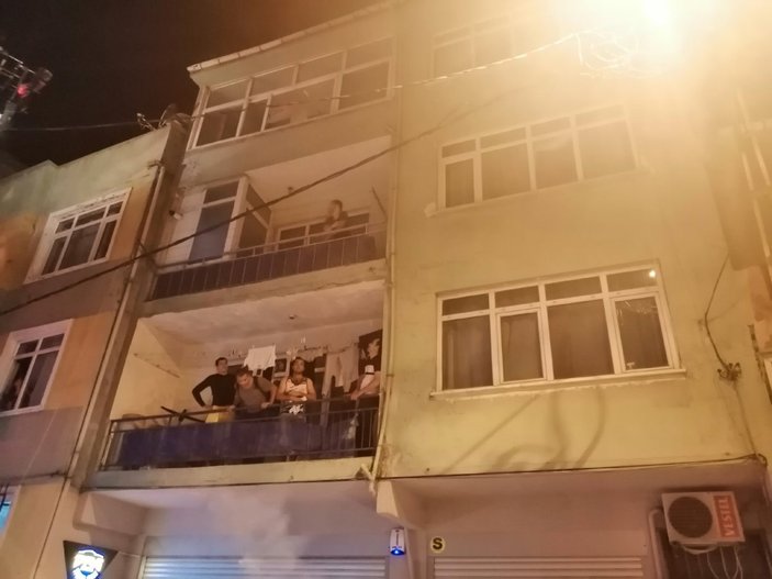 Kadıköy'de yangın: 20 kişi kurtarıldı