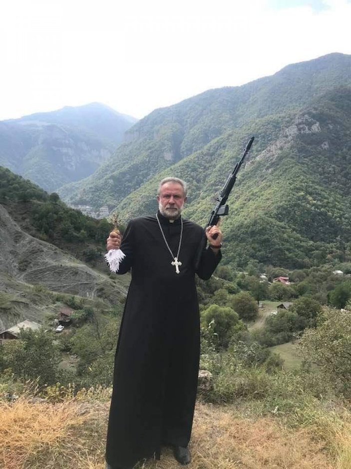 Ermeni papazın silahlı pozuyla ilgili tartışmalar sürüyor