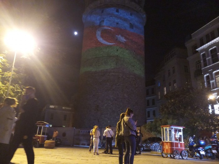 Galata Kulesi'nde Azerbaycan'a özel ışıklandırma yapıldı