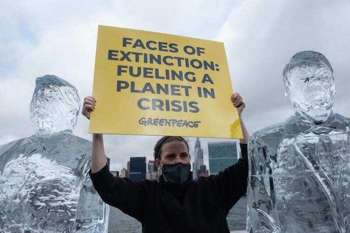 Trump ve Bolsonaro'nun buzdan heykeliyle iklim değişikliğine dikkat çektiler