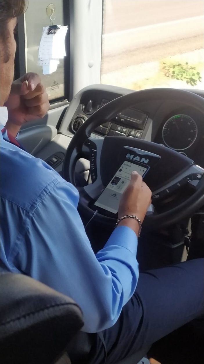 Seyir halindeki şoförün internette sörf yaptığı anlar yolcu tarafından görüntülendi